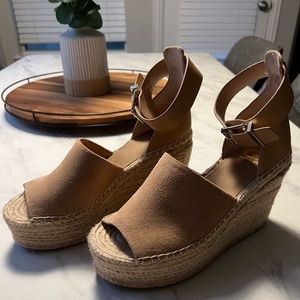 Gianni Bini nude wedges size 8